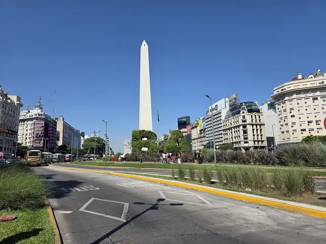 El Obelisco sobre la Avenida 9 de Julio, Buenos Aires